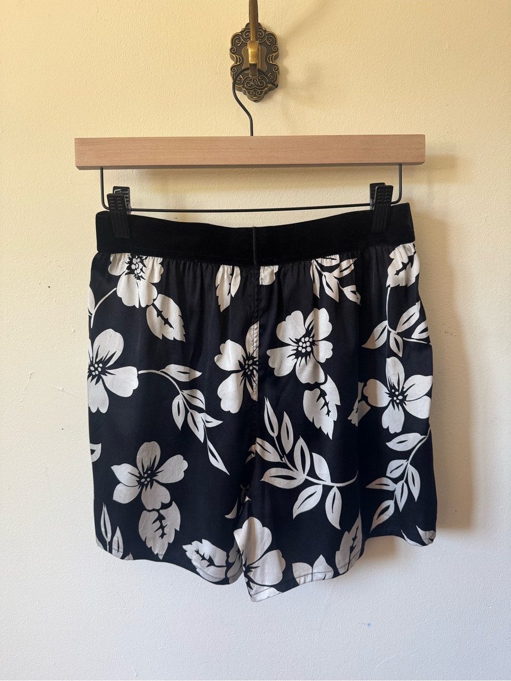TOM FORD SILK TROPICAL FLORAL BLACK & WHITE SHORTS SIZE SMALL - Picture 6 of 6